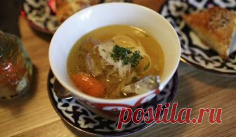 15 блюд узбекской кухни, от которых можно захлебнуться слюной Пряные, насыщенные, горячие и сытные блюда узбекской кухни — еда, которая многим знакома с самого детства. Вряд ли многие назовут больше двух-трех блюд, и это будут, скорее всего, плов, манты или лагм…