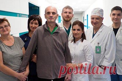 Рассыпанные в лесу ягоды спасли россиянина от огромной опухоли. Житель Санкт-Петербурга рассыпал в лесу собранные ягоды, которые спасли его от огромной опухоли. «В начале сентября пошел собирать ягоды, целый день ходил, целое ведро собрал, уже перед уходом ягоды рассыпались, стал собирать. А потом понял, что не могу встать», — приводит ЛОКБ слова пациента.