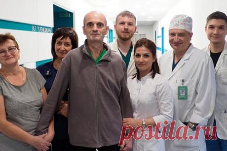 Рассыпанные в лесу ягоды спасли россиянина от огромной опухоли. Житель Санкт-Петербурга рассыпал в лесу собранные ягоды, которые спасли его от огромной опухоли. «В начале сентября пошел собирать ягоды, целый день ходил, целое ведро собрал, уже перед уходом ягоды рассыпались, стал собирать. А потом понял, что не могу встать», — приводит ЛОКБ слова пациента.