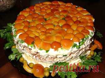 Слоёный салат с маринованными опятами и печенью рецепт с фото Приготовить сытное и питательное блюдо можно с маринованными опятами и печенью. Такой салат окажется замечательным дополнением к легкому гарниру. Не менее привлекательна закуска в качестве замечательного самостоятельного лакомства. Теперь пришло время рассмотреть, как приготовить слоёный салат с маринованными опятами и печенью...
