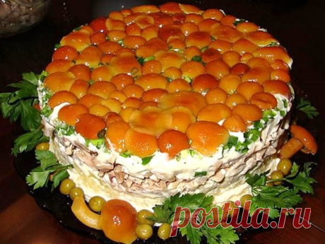 Слоёный салат с маринованными опятами и печенью рецепт с фото Приготовить сытное и питательное блюдо можно с маринованными опятами и печенью. Такой салат окажется замечательным дополнением к легкому гарниру.