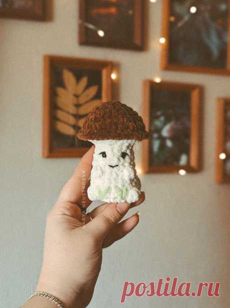 PDF Грибочек крючком. FREE crochet pattern; Аmigurumi toy patterns. Амигуруми схемы и описания на русском. Вязаные игрушки и поделки своими руками #amimore - маленький гриб из плюшевой пряжи, грибок, плюшевый грибочек, белые грибы, грибочки.