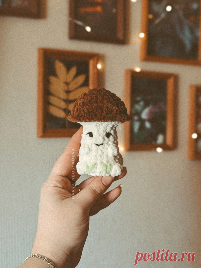 PDF Грибочек крючком. FREE crochet pattern; Аmigurumi toy patterns. Амигуруми схемы и описания на русском. Вязаные игрушки и поделки своими руками #amimore - маленький гриб из плюшевой пряжи, грибок, плюшевый грибочек, белые грибы, грибочки.