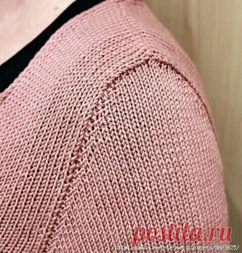 Как я вяжу рукав, что он так хорошо лежит? - По книге М. В. Максимовой

Желание написать данную запись возникло после вопросов - как я вяжу рукав, что он так хорошо лежит?
Я вяжу спицами давно, лет с 12 и основным моим учителем была книга М. В. Максимовой 