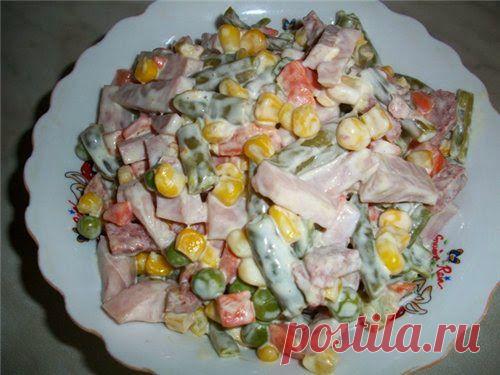 Салат МЕКСИКАНСКИЙ !  Сомневаюсь, что это блюдо можно отнести к мексиканской кухне, но салат этот производит  впечатление !..  Этот салат на все Праздники, сколько ни сделай - съедят всё !!!
* Начинаем:  400 гр - готовую замороженную смесь "Мексиканская" или "Мехико" прогреваем на сковородке под крышкой в течение 15-20 минут. Колбасу "Салями" или "Сервелат" - 150 гр, режем соломкой... // Кулинарные Рецепты и Новости