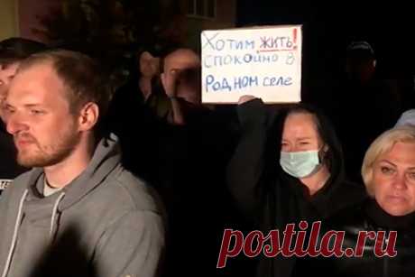 Мигрантов вывезли из подмосковного села после схода местных жителей. Предприятие «Экоокна», где работали мигранты, изнасиловавшие и убившие 65-летнюю жительницу села Бужаниново в Подмосковье, вывезло своих сотрудников из общежития, вокруг которого был устроен сход. Об этом «Ленте.ру» рассказали местные жители. По их мнению, такой шаг был принят руководством, чтобы избежать самосуда.