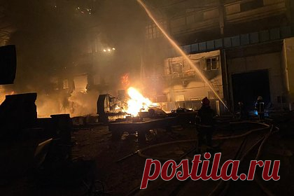 Появились кадры последствий ракетного удара по заводу в Краматорске. Российские военные в ночь на 19 августа нанесли ракетный удар по Новокраматорскому машиностроительному заводу, расположенному на севере Донбасса. Предприятие находится в Донецкой народной республике (ДНР). Его цеха использовались украинскими военными для хранения и ремонта техники.
