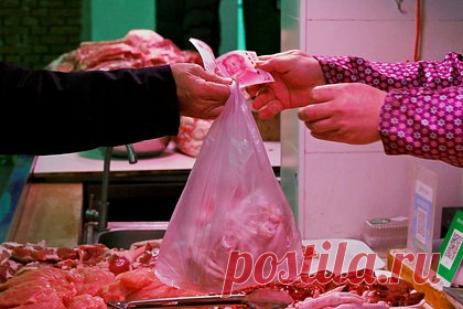 Угрозу китайской экономике увидели в свиньях. По итогам ноября розничные цены на свинину в Китае упали сразу на 31,8 процента в сравнении с тем же периодом 2022 года. Подобная динамика приближает экономику азиатской страны к дефляции, заявил управляющий директор компании China Market Research Group (СMRG) Шон Рейн. Его слова приводит CNBC.