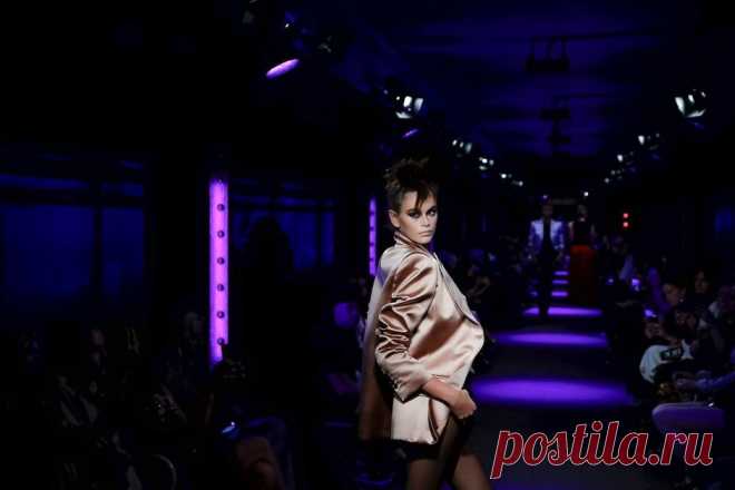 Шоу на заброшенной станции метро и инопланетные топы: как прошел показ Tom Ford | VestiNewsRF.Ru