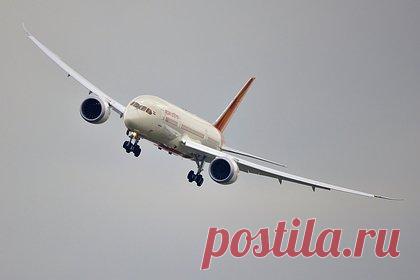 Пассажир самолета напал на сотрудника авиакомпании из-за одного замечания. Пассажир самолета Air India напал на сотрудника авиакомпании из-за того, что тот сделал ему замечание о громком голосе. Инцидент произошел на борту рейса Сидней-Дели. По данным источника, пассажир, переведенный из бизнес-класса в эконом, сделал замечание попутчику, а в ответ получил пощечину.