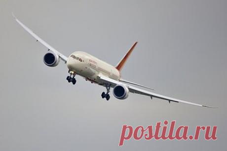 Пассажир самолета напал на сотрудника авиакомпании из-за одного замечания. Пассажир самолета Air India напал на сотрудника авиакомпании из-за того, что тот сделал ему замечание о громком голосе. Инцидент произошел на борту рейса Сидней-Дели. По данным источника, пассажир, переведенный из бизнес-класса в эконом, сделал замечание попутчику, а в ответ получил пощечину.