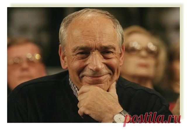 Какого цвета грязь? – Любого.
Пол грязным может быть и слово,
Идея, руки, площадь, шины,
Грязь – лишний штрих, и нет картины.
Грязь в вечном споре с чистотой,
И дух свой, смрадный и густой,
Своё зловонье, безобразье
Грязь называет простотой.
И чистоту ведёт на казни,
Грязь – простота убийц и палачей.
В орнаменте народного фольклора
Есть в лживой простоте её речей
Смертельная тональность приговора.
Грязь – простота страшнее воровства.
Из-за таких, как мы, в неё влюблённых,
...