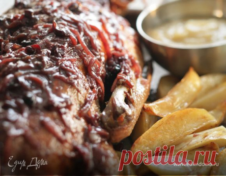 Рождественский гусь с яблочным пюре . Ингредиенты: гусь тушка, картофель, соль морская Да-да, это праздничное блюдо! Но должны же быть праздники в нашей жизни! Рецептом со мной поделилась моя подруга из Швеции. Мне особенно понравилось сочетание зажаренной корочки картошки, нежного мяса и сладко-яблочного пюре с острым, насыщенным вкусом. Вместо портвейна можно добавить мадеру или херес, а красносмородиновое варенье заменить джемом.