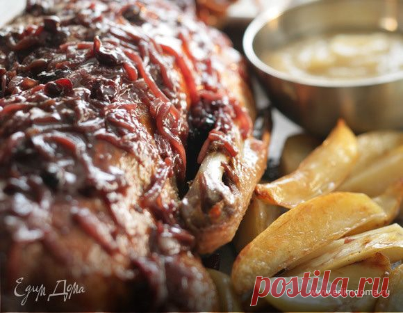 Рождественский гусь с яблочным пюре . Ингредиенты: гусь тушка, картофель, соль морская Да-да, это праздничное блюдо! Но должны же быть праздники в нашей жизни! Рецептом со мной поделилась моя подруга из Швеции. Мне особенно понравилось сочетание зажаренной корочки картошки, нежного мяса и сладко-яблочного пюре с острым, насыщенным вкусом. Вместо портвейна можно добавить мадеру или херес, а красносмородиновое варенье заменить джемом.