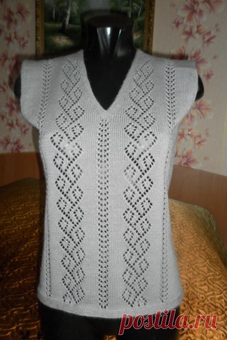 жилет связан на машине из ч\ш,размер 42-44,притален,длина 60см.Готовая работа-продаю