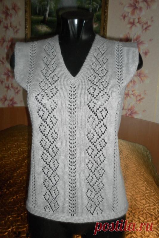 жилет связан на машине из ч\ш,размер 42-44,притален,длина 60см.Готовая работа-продаю