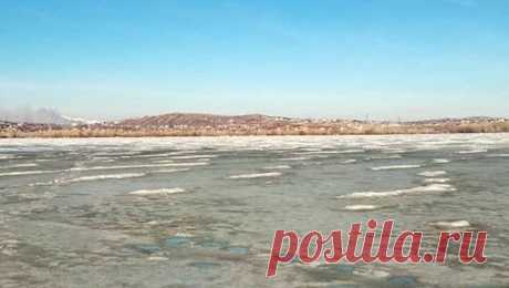 На Камчатке вернули в русло реку, которая вышла из-за морозов из берегов. Вышедшая из-за морозов из берегов на Камчатке река Авача была с помощью дамбы из снега и льда возвращена в свое русло. Об этом со ссылкой на пресс-службу муниципалитета Елизовского района сообщает РИА Новости. В районе Раздольненского ...