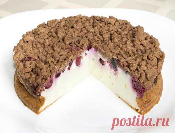 Творожная запеканка с ягодами и тёртым тестом.