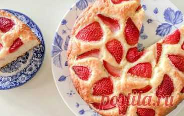 Шарлотка с клубникой
4 яйца
100 гр. сахара
150 гр. муки
щепотка соли
1 ст. л. растительного масла
1 ч. л. разрыхлителя теста
10 ягод клубники