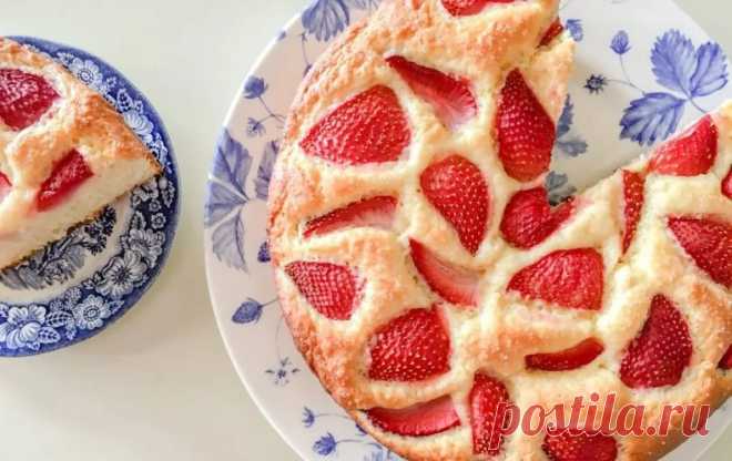 Шарлотка с клубникой
4 яйца
100 гр. сахара
150 гр. муки
щепотка соли
1 ст. л. растительного масла
1 ч. л. разрыхлителя теста
10 ягод клубники