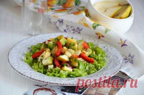 Салат с авокадо, грушей и сыром