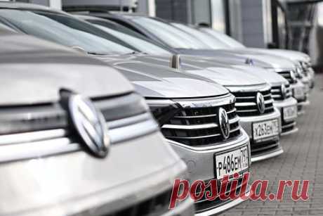 В российских автосалонах почти закончились иномарки массового сегмента. В России практически исчерпаны запасы новых иностранных автомобилей средней ценовой категории, пишут «Известия». В ассоциации «Российские автомобильные дилеры» подсчитали, что в автосалонах остались «десятки» реально имеющихся в наличии машин. Так, во всей стране продаются 127 Skoda Rapid и 45 Kia Rio.