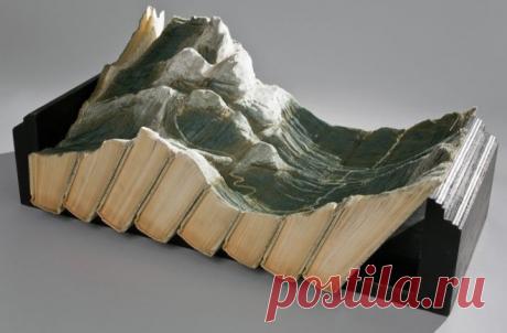 Замысловатые скульптуры из старых книг от Гайя Ларами За свою более чем 30-летнюю карьеру Гай Ларами успел проявить себя в качестве театрального сценариста, композитора, режиссёра, певца, скульптора, художника, писателя, а также смог добиться более 30 грантов в области искусства. Сейчас Гай Ларами наиболее известен как скульптор, который превращает плотные страницы старых книг в сказочные ландшафты и древние сооружения.