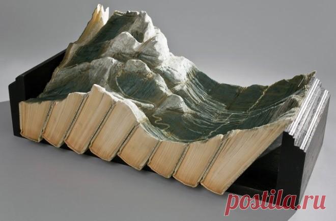 Замысловатые скульптуры из старых книг от Гайя Ларами За свою более чем 30-летнюю карьеру Гай Ларами успел проявить себя в качестве театрального сценариста, композитора, режиссёра, певца, скульптора, художника, писателя, а также смог добиться более 30 грантов в области искусства. Сейчас Гай Ларами наиболее известен как скульптор, который превращает плотные страницы старых книг в сказочные ландшафты и древние сооружения.