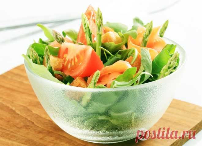 Салат с рукколой, помидорами и кукурузой - tochka.net