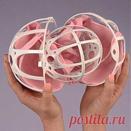 Контейнер для стирки бюстгальтера BRA SAVER Bra Saver – безупречный способ стирки Вашего бюстгальтера!
Известно, что любой хороший бюстгальтер может быть испорчен в стиральной машине - при стирке или отжиме бюстгальтер будет деформирован и превратится в неприглядный предмет одежды. Он может запутаться и повредить другие предметы одежды. А стирать бюстгальтер вручную занимает слишком много времени.
Контейнер для стирки «Bra Saver» предохраняет от перекручивания, сдавливания или растяжения. Кром