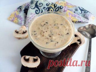 Сметанно-грибной соус: пошаговый рецепт Этот молочно-грибной соус призван смягчать резкий вкус грибов, благодаря своей нежной текстуре. Читай дальше пошаговый рецепт, как его готовить и с чем подавать.