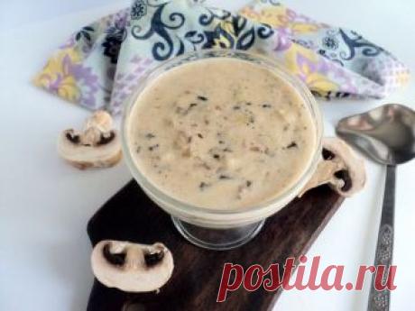 Сметанно-грибной соус: пошаговый рецепт Этот молочно-грибной соус призван смягчать резкий вкус грибов, благодаря своей нежной текстуре. Читай дальше пошаговый рецепт, как его готовить и с чем подавать.