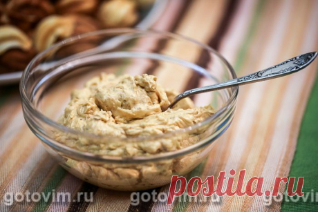 Масляный крем со сгущенкой и орехами. Рецепт с фото Простой рецепт крема, который подойдет не только для прослойки тортов, но и как начинка в печенье и орешки. Позаботьтесь заранее о покупке хорошей вареной сгущенки. Она должна густой, чтобы в готовом виде крем получился нужной консистенции. Хотя я пишу в рецепте о грецких орехах, никто не мешает вам заменить их фундуком или другими орехами по своему вкусу. 


