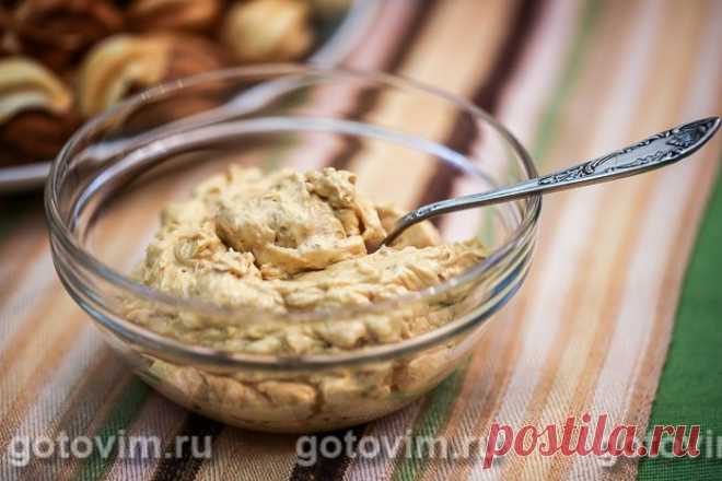 Масляный крем со сгущенкой и орехами. Рецепт с фото Простой рецепт крема, который подойдет не только для прослойки тортов, но и как начинка в печенье и орешки. Позаботьтесь заранее о покупке хорошей вареной сгущенки. Она должна густой, чтобы в готовом виде крем получился нужной консистенции. Хотя я пишу в рецепте о грецких орехах, никто не мешает вам заменить их фундуком или другими орехами по своему вкусу. 


