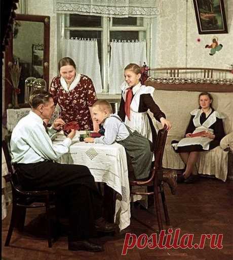 ЦЕНЫ В СССР... 😲 Для наглядности некоторые примеры зарплат: 1) доцент (с ученой степенью) – 320 руб. 2) лейтенант – 230 руб. 3) судья – 210 руб. 4) старший преподаватель (без ученой степени) – 170 руб. 5) водитель троллейбуса – 140 руб. 6) учитель – 132 руб. 7) бухгалтер в банке – 120 руб. Один рубль: — полноценный обед в столовой; — поездка на 100 км автостопом (копейка — километр); — 33 стакана лимонада с сиропом; — 50 звонков из телефона-автомата; — 100 коробков спичек; — 5 стаканчиков…