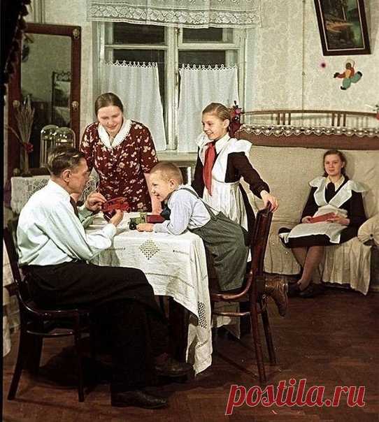 ЦЕНЫ В СССР... 😲 Для наглядности некоторые примеры зарплат: 1) доцент (с ученой степенью) – 320 руб. 2) лейтенант – 230 руб. 3) судья – 210 руб. 4) старший преподаватель (без ученой степени) – 170 руб. 5) водитель троллейбуса – 140 руб. 6) учитель – 132 руб. 7) бухгалтер в банке – 120 руб. Один рубль: — полноценный обед в столовой; — поездка на 100 км автостопом (копейка — километр); — 33 стакана лимонада с сиропом; — 50 звонков из телефона-автомата; — 100 коробков спичек; — 5 стаканчиков…