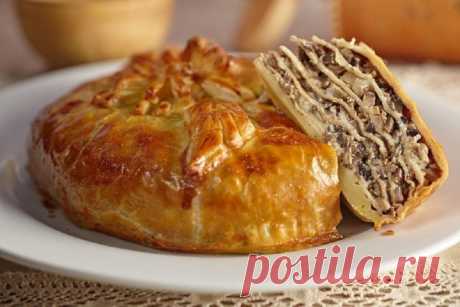Курник – главный пирог русской кухни, чьё название никак не связано с курами.

Курник – русский закрытый пирог куполообразной формы, состоящий из нескольких слоёв теста и разных начинок. Изначально курники выпекали только из пресного сдобного теста, хорошо сохраняющего при выпечке рисунок узоров, украшавших поверхность пирога, но позже стали выпекать и из двух видов теста – сдобного и слоёного.

Существует несколько версий относительно происхождения названия этого пирога. ...