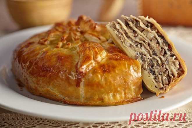 Курник – главный пирог русской кухни, чьё название никак не связано с курами.

Курник – русский закрытый пирог куполообразной формы, состоящий из нескольких слоёв теста и разных начинок. Изначально курники выпекали только из пресного сдобного теста, хорошо сохраняющего при выпечке рисунок узоров, украшавших поверхность пирога, но позже стали выпекать и из двух видов теста – сдобного и слоёного.

Существует несколько версий относительно происхождения названия этого пирога. ...