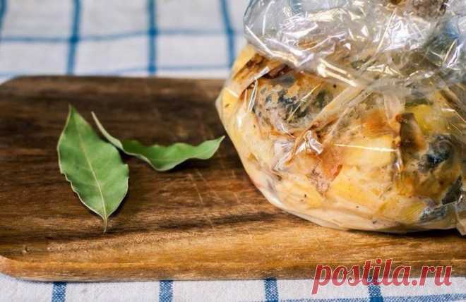 Запеченная картошечка с грибами и сметаной Картошка с грибами - традиционно русское блюдо. Будем не жарить, а запекать.