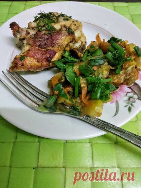 Цыпленок с овощным гарниром

Просто, быстро, минимум продуктов и очень вкусно! Отличный вариант КЕТО блюда.

Тушку цыпленка разделать на порционные куски. Посыпать каждый кусок солью, перцем и Хмели-сунели. Обжарить до румяной корочки. Жир не добавлять.

Гарнир:
2 средних кабачка
2 средних баклажана
1-2 луковицы
1 небольшая морковь
Соль, перец, приправа Хмели-сунели по вкусу.

Морковь натереть на крупной терке, овощи порезать кубиками, лук мелко порезать.
Тушить с добавлен...