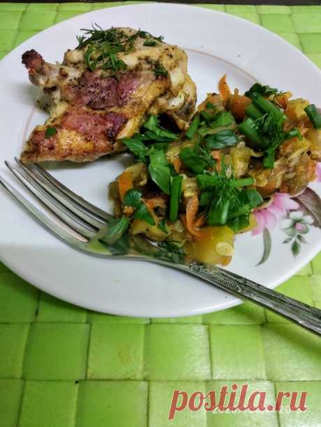 Цыпленок с овощным гарниром

Просто, быстро, минимум продуктов и очень вкусно! Отличный вариант КЕТО блюда.

Тушку цыпленка разделать на порционные куски. Посыпать каждый кусок солью, перцем и Хмели-сунели. Обжарить до румяной корочки. Жир не добавлять.

Гарнир:
2 средних кабачка
2 средних баклажана
1-2 луковицы
1 небольшая морковь
Соль, перец, приправа Хмели-сунели по вкусу.

Морковь натереть на крупной терке, овощи порезать кубиками, лук мелко порезать.
Тушить с добавлен...