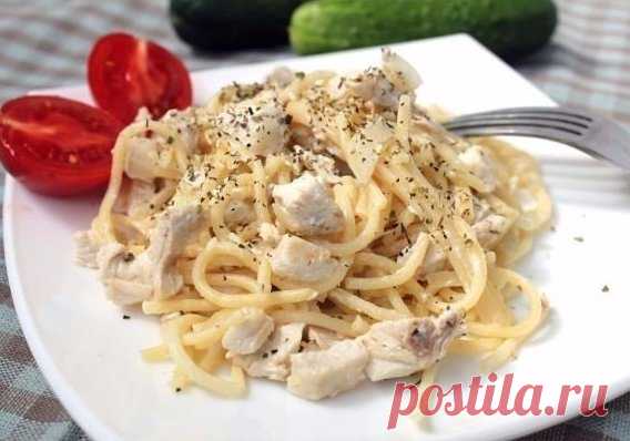 Сытные спагетти с курицей под сливочным соусом