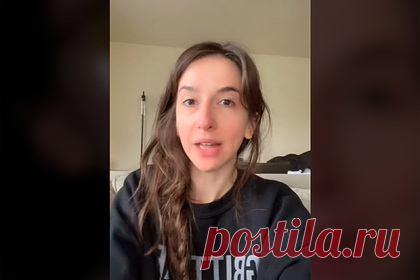 Девушка пришла на свидание в нелепом костюме и стала жертвой розыгрыша. В TikTok стало популярным видео блогерши о конфузе на первом свидании. Девушка рассказала, что перед встречей молодой человек предложил ей нарядиться туристами. Тиктокерша пришла на свидание в нелепом наряде, однако парень явился в обычной одежде и назвал свою идею с костюмами шуткой.