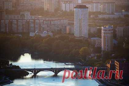 В Екатеринбурге завершили работу над восьмиметровым муралом. В Екатеринбурге завершили работу над восьмиметровым арт-объектом, который изображает покровительницу города — святую Екатерину. Мурал появился на здании института естественных наук и математики УрФУ. Днем 3D-иллюзия выделяется на фоне стены, а в темное время суток на него проецируют буквы и нимб.