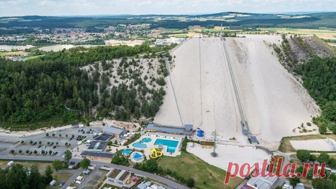 120-метровая искусственная гора песка Монте Каолино на юге Германии - идеальное место для сэндбординга.