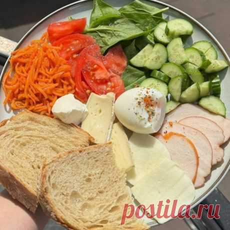 Варианты для пп завтрака/перекуса 
 
⃣ Яйцо варёное+грудка куриная+хлеб+сыр рикотта+овощи+зелень 
 
⃣ Яйца в хлебе+сыр+овощи+творожный сыр 
 
⃣ Гречка+тунец+яйцо+шпинат +корейская морковь+овощи 
 
⃣ Яичница+хлеб+куриные колбаски+зелень+овощи 
 
⃣ Булгур+сыр+яица вареные+овощи+зелень