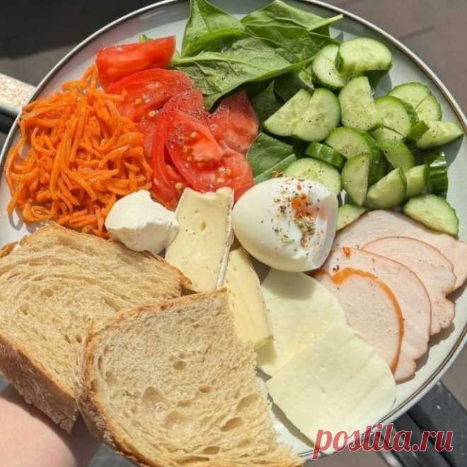 Варианты для пп завтрака/перекуса 
 
⃣ Яйцо варёное+грудка куриная+хлеб+сыр рикотта+овощи+зелень 
 
⃣ Яйца в хлебе+сыр+овощи+творожный сыр 
 
⃣ Гречка+тунец+яйцо+шпинат +корейская морковь+овощи 
 
⃣ Яичница+хлеб+куриные колбаски+зелень+овощи 
 
⃣ Булгур+сыр+яица вареные+овощи+зелень
