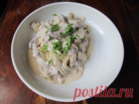 Тушеная говядина с луком и сметаной