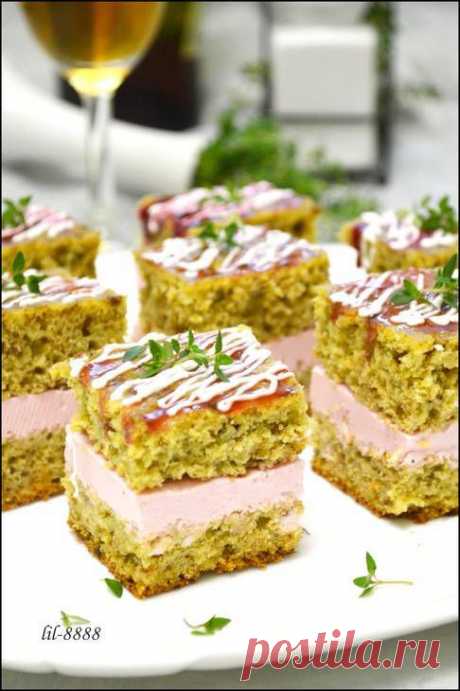 Бисквит с куриной печенью и клюквенным мусом .