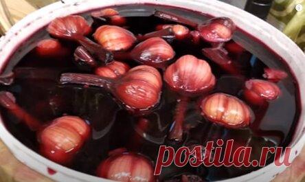 Чеснок, вымоченный в красном вине, лечит более 100 заболеваний! Смотрите, как эта смесь работает!